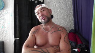 Ung spansk lækre fyr Jess Royan får sin røv kneppet uden kondom af en stor pik, tyk far, Martin Mazza