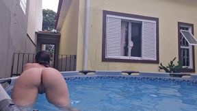 sua vizinha pelada se exibindo na piscina