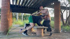 FODENDO NO PARQUE COM PESSOAS ASSISTINDO