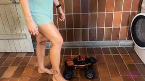 Sneaker-Girl Gym-Lady - Monster Truck Crush