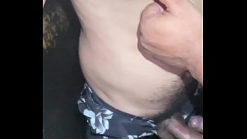 Grande urso hetero gozou na boca do boy desconhecido.