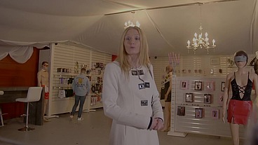 Univers Doll's - Doryann Marguet & Mathieu Ferhati passe de la cabine d'essayage à l'essayage de fion de Kelly Doll's