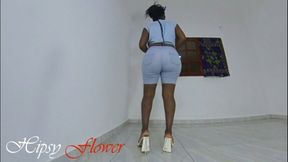 Solo big booty in jeans and mini short
