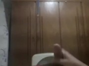Garoto branco batendo punheta e gozando