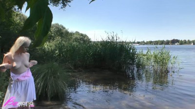 Anna Mai fickt am See mit Zuschauern!