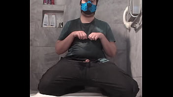 Je me pisse dessus comme un chien idiot et je me masturbe