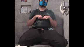 Je me pisse dessus comme un chien idiot et je me masturbe