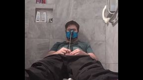 Je me pisse dessus comme un chien idiot et je me masturbe