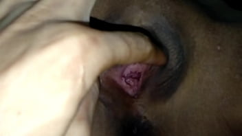 แหย่ควยเข้ารูหีแล้วทำให้น้ำแตกหีแฉะ