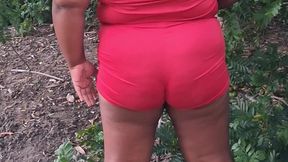 crente safada colhendo frutas