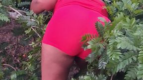 crente safada colhendo frutas