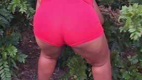 crente safada colhendo frutas