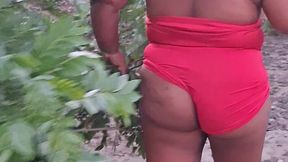 crente safada colhendo frutas