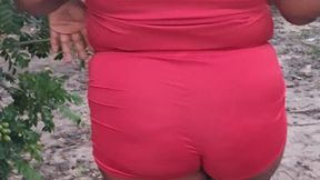 crente safada colhendo frutas