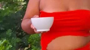 crente safada colhendo frutas