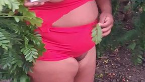 crente safada colhendo frutas