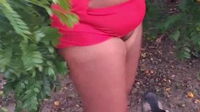 crente safada colhendo frutas