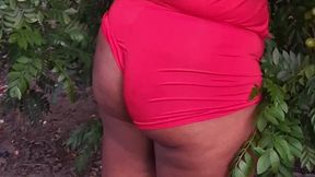 crente safada colhendo frutas