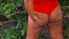 crente safada colhendo frutas