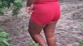 crente safada colhendo frutas