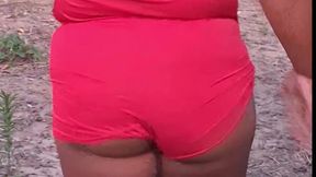 crente safada colhendo frutas