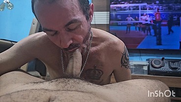 Dando para o vizinho putao.