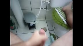 Punheta no banheiro at&eacute_ gozar