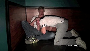 il se fait biser au sauna par un beua blond