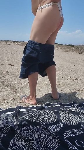 En Tanga De Encaje En La Playa