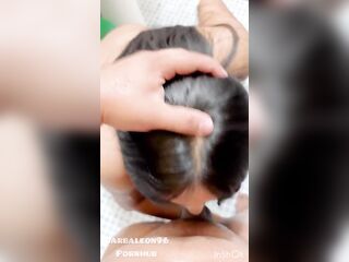 El caliente me convence de coger en el baño aunque estén todos afuera.. creampie