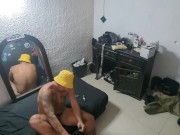 Entro al cuarto de mi hermano y me encuentro su dildo