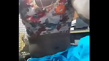 raji removing saree to suck