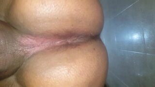 O curvă gay își fute propriul fund