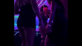 Durante a balada dentro da Code Club a mulherada caiu toda em cima de Mariana Torres