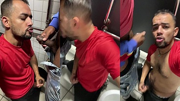 Novinho maconheiro sendo mamado pelo safado de joelhos no banheiro.