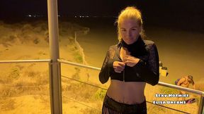 dogging en pleine nuit devant la plage vers 23 h en plein ete, je suis allee...