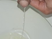 hombre joven desesperado pissing, erección matutina, primer plano