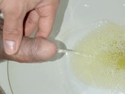 hombre joven desesperado pissing, erección matutina, primer plano