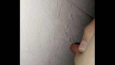 Spruzza latte sul muro