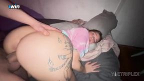 Mi hermanastro me abre el culo con los dedos hasta meter su gran polla