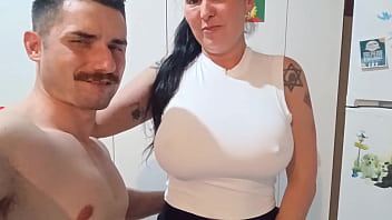 Coroa gostosona se deliciando com o pau do jovem saymon fitness