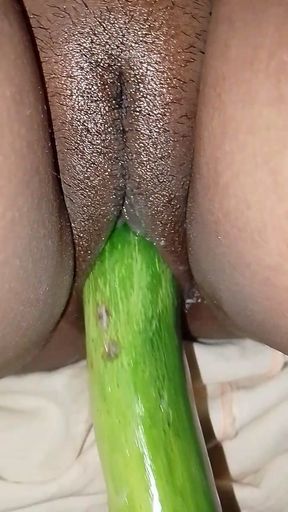 Cucumber inserted in neighbor&#039;s vagina, the vagina was very tight