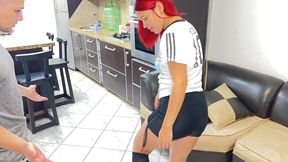 jugando futbol con mi madrastra - hijastro le ensena a su sexy madrastra a jugar futbol