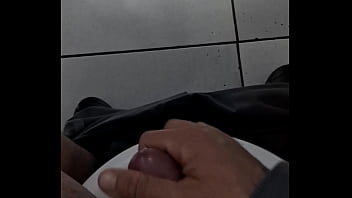 Gozando escondido no trabalho