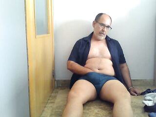 Me desnudo y me pajeo frente la web camera