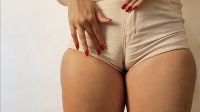 Gostosa de micro short sem calcinha mostra big cameltoe na academia