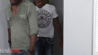 Dövme yaptırmış, iri penisli siyahi erkekler, istekli eşcinsel fahişeler tarafından oral seks ve 69 pozisyonunda ilişkiye giriyorlar ve bu durum bolca meni boşalmasıyla sonuçlanıyor.