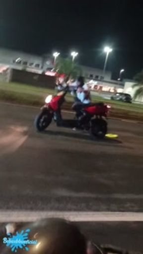 Bien bellaca mamando en frente de el cine de Las Piedras despues de la corrida de Halloween