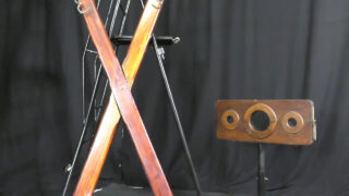 Bağlanmış ve çıplak bir şekilde dövülmüş: Fransız amatör eşcinseller vahşi bir grup seks partisinde sert bir şekilde anal ilişkiye giriyorlar.