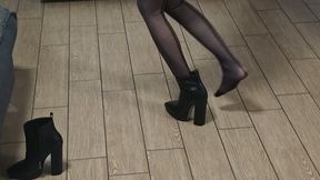 Annika questa volta nei panni di una ragazza che deve incontrare una sua amica ma!. tornando a casa per prepararsi OPS. Prende una storta : COLPA DEI TACCHI esclama, chiama l'amica la convince ad uscire comunque prova stivaletti bassi con tacchi..